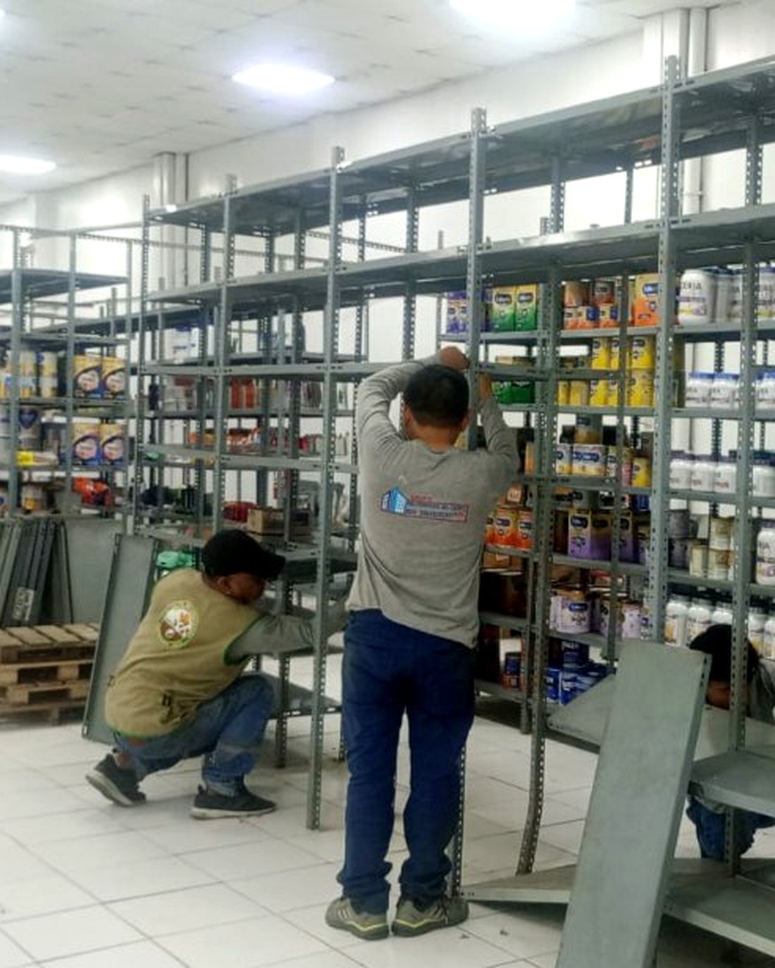 Personal técnico de Grupo MOSAC instalando anaqueles metálicos