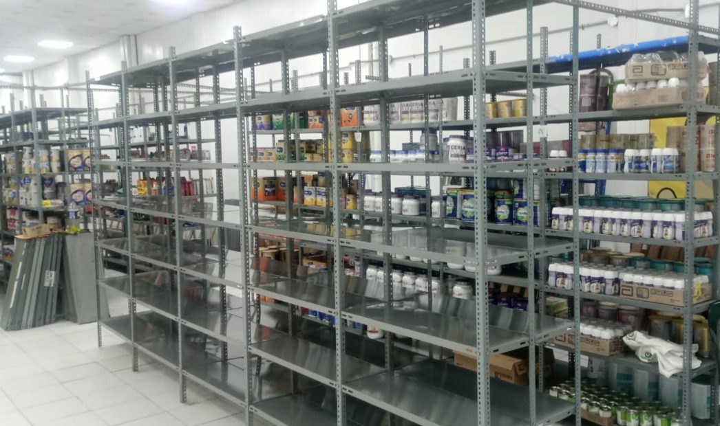 Anaqueles y estantes metálicos