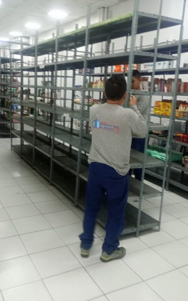 Anaqueles y estantes metálicos