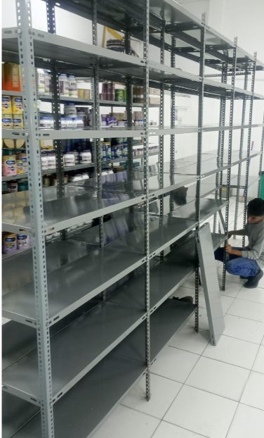 Anaqueles y estantes metálicos
