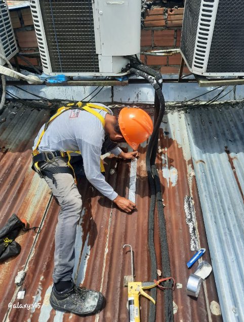 Construcción y mantenimiento de cobertura de techo